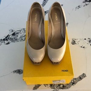 Fendi Fendista platform pump. Nude/beige size 38.